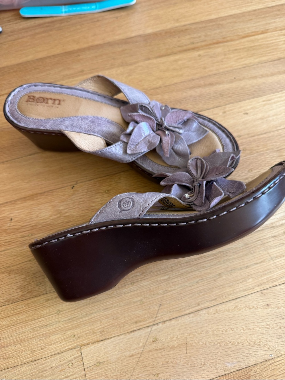 Born Women’s violet Floral Wedge Sandals size 6